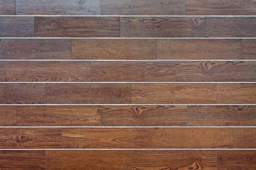 Bild zeigt Keramikfliesenwand in einer dunklen Holzotik